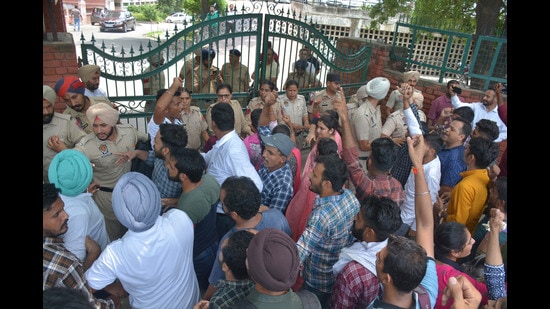 Unemployed ETT teachers staging a protest at the directorate of public instructions (DPI) office in Phase 8, Mohali , demanding tweaks in recruitment process in Mohali. (Ravi Kumar/ HT)