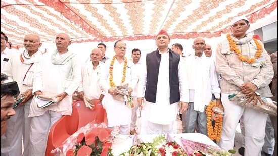 Samajwadi Party national president Akhilesh Yadav felicitated families of freedom fighters in U.P.’s Kannauj district on the occasion of a party event to commemorate the “August Kranti Divas” on Tuesday. (Sourced)