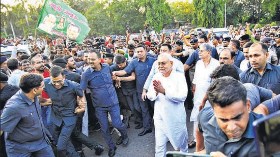 JD(U) leader Nitish Kumar outside Raj Bhavan, in Patna on Tuesday. (Santosh Kumar/HT photo)