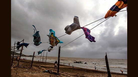 After a bout of rought weather on Monday night, life was thrown out of gear for several fisherman in and around Uttan Village in Bhayandar taluka, Thane district (Satish Bate/ Hindustan Times)
