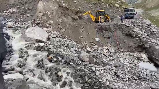 Clearance operations underway on stretch between Gramphu and Losar on NH 505 in Lahaul and Spiti on Tuesday. (HT Photo)