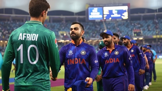 Shaheen Afridi of Pakistan and Virat Kohli of India shake hands. (Getty)