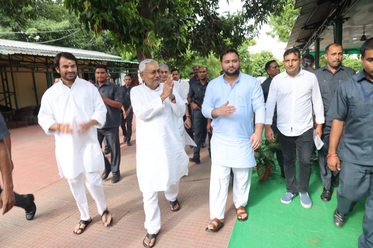 Nitish Kumar with RJD leaders Tejashwi Yadav and his brother Tej Pratap. (HT Photo) Nitish Kumar with RJD leaders Tejashwi Yadav and his brother Tej Pratap. (HT Photo)