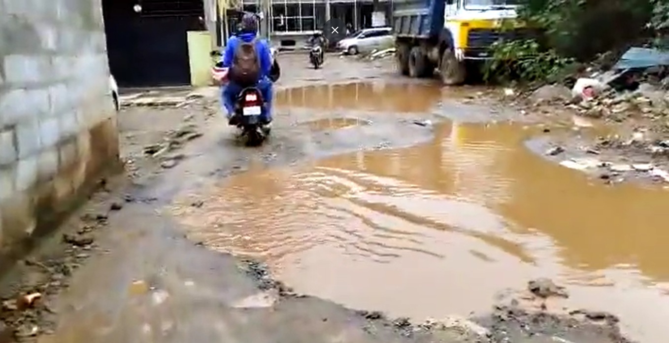 “No road, only votes,” KPCC member Dr Kavitha Reddy said in a Twitter post. (Image source: Screengrab of Twitter video/@KavithaReddyKR) “No road, only votes,” KPCC member Dr Kavitha Reddy said in a Twitter post. (Image source: Screengrab of Twitter video/@KavithaReddyKR)