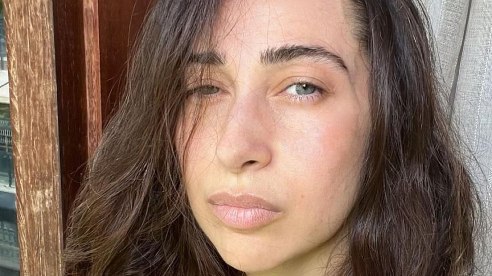 Karisma Kapoor flaunts no makeup look in selfie; her fans are in awe