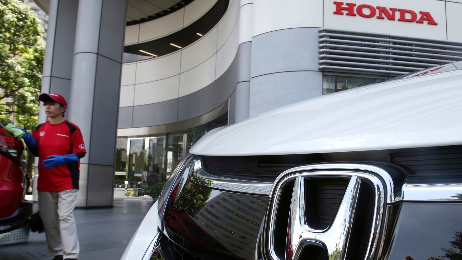 Honda sees declining profits on semiconductor crunch