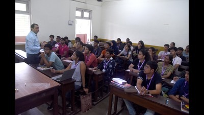 A class session in progress at National College, Bandra. (Vijay Bate/HT Photo) A class session in progress at National College, Bandra. (Vijay Bate/HT Photo)
