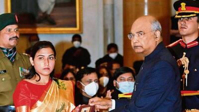 Naik Deepak Singh’s, Rekha, receives his Vir Chakra in 2021. (HT Photo) Naik Deepak Singh’s, Rekha, receives his Vir Chakra in 2021. (HT Photo)