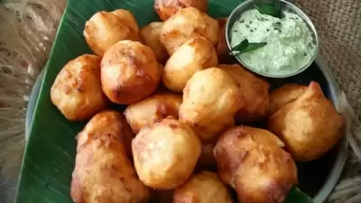 Goli Bajji: This dish is a famous snack of Mangalore which is made from various flours and curd. It goes well with the famous coconut chutney. (Instagram/@dilsefood.in) Goli Bajji: This dish is a famous snack of Mangalore which is made from various flours and curd. It goes well with the famous coconut chutney. (Instagram/@dilsefood.in)