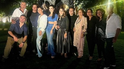 Gauri Khan and Shah Rukh Khan posed for a group photo during their Delhi trip. Gauri Khan and Shah Rukh Khan posed for a group photo during their Delhi trip.