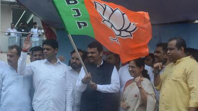 Maharashtra deputy chief minister Devendra Fadnavis flags off "Har Ghar Tiranga" rally organised by BJP Thane unit on Wednesday. (HT Photo/Praful Gangurde)