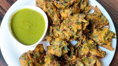 Palak Fritters: Keep it healthy yet delicious with this mouth-watering spinach recipe. This needs just three ingredients - spinach, gram flour (besan) and salt. You can either deep fry the leaves or bake them. (Instagram/@flavours_of_food) Palak Fritters: Keep it healthy yet delicious with this mouth-watering spinach recipe. This needs just three ingredients - spinach, gram flour (besan) and salt. You can either deep fry the leaves or bake them. (Instagram/@flavours_of_food)