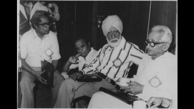 Joginder Paul (second from left) with Rajinder Singh Bedi (second from right) and Jainendra Kumar (extreme right) at a Writers Seminar at Ghalib Academy, New Delhi. (HT Photo) Joginder Paul (second from left) with Rajinder Singh Bedi (second from right) and Jainendra Kumar (extreme right) at a Writers Seminar at Ghalib Academy, New Delhi. (HT Photo)