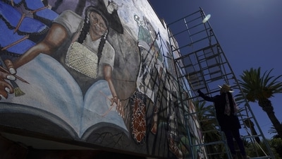 Mexican mural artist Yanet Calderon paints on the facade of a municipal building in San Salvador, Mexico, (AP Photo/Fernando Llano) (AP) Mexican mural artist Yanet Calderon paints on the facade of a municipal building in San Salvador, Mexico, (AP Photo/Fernando Llano) (AP)