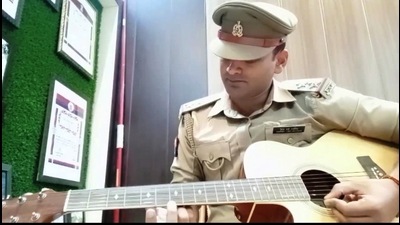 S-I Sachin Verma playing the guitar. (HT Photo)