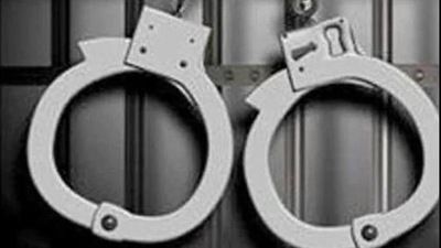 An FIR has been registered and police are conducting raids to nab five more, including a woman, who managed to flee the scene before police could arrive. (HT_PRINT) An FIR has been registered and police are conducting raids to nab five more, including a woman, who managed to flee the scene before police could arrive. (HT_PRINT)