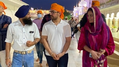Aamir Khan and Mona Singh visited Golden Temple also known as Harmandir Sahib in Amritsar on the morning of Wednesday, August 10. The two star as son and mother in their upcoming film Laal Singh Chaddha. Aamir Khan and Mona Singh visited Golden Temple also known as Harmandir Sahib in Amritsar on the morning of Wednesday, August 10. The two star as son and mother in their upcoming film Laal Singh Chaddha.