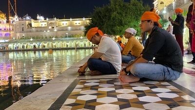 Aamir Khan prays at the Golden Temple during his promotional tour for Laal Singh Chaddha. The film also stars Kareena Kapoor and Naga Chaitanya in pivotal roles. Aamir Khan prays at the Golden Temple during his promotional tour for Laal Singh Chaddha. The film also stars Kareena Kapoor and Naga Chaitanya in pivotal roles.