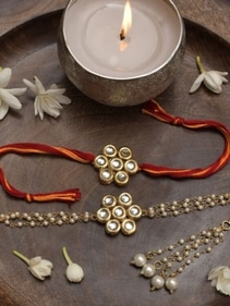 Raksha Bandhan 2022: Amaze your brother with a beautiful Kundan rakhi. (pinterest) Raksha Bandhan 2022: Amaze your brother with a beautiful Kundan rakhi. (pinterest)