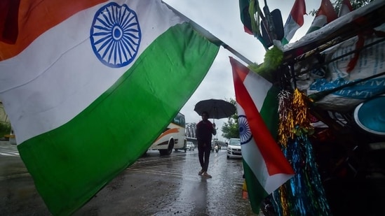 A hawker selling Indian flags on a rainy day, ahead of Independence Day celebrations at Ring Road, in New Delhi, India.&nbsp;(HT_PRINT)
