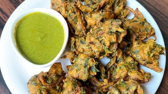 Palak Fritters: Keep it healthy yet delicious with this mouth-watering spinach recipe. This needs just three ingredients - spinach, gram flour (besan) and salt. You can either deep fry the leaves or bake them.(Instagram/@flavours_of_food)