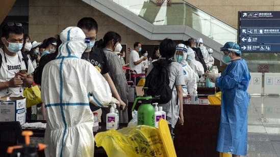 Taiwan's CDC Deputy Director-General Chuang Jen-hsiang said the 35 patients in China did not have close contact with each other or common exposure history, and contact tracing showed no viral transmission among close contacts and family, suggesting that human infections might be sporadic.(Bloomberg)