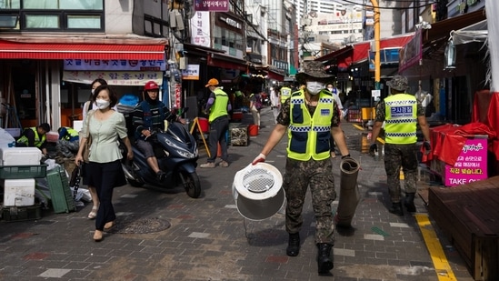 “The heavy rainfall is expected to continue for days … we need to maintain our sense of alert and respond with all-out effort,” President Yoon Suk Yeol said at the government's emergency headquarters.(Bloomberg)
