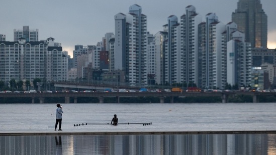 Seven people remain missing in Seoul and nearby Gyeonggi Province. The nine people who died included four who drowned in their homes in Seoul.(Bloomberg)
