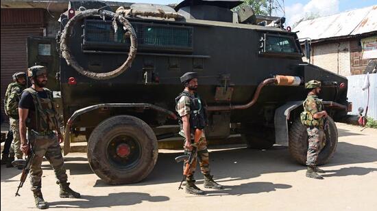 Security personnel stand guard during an encounter in Budgam on Wednesday. (Waseem Andrabi/HT)