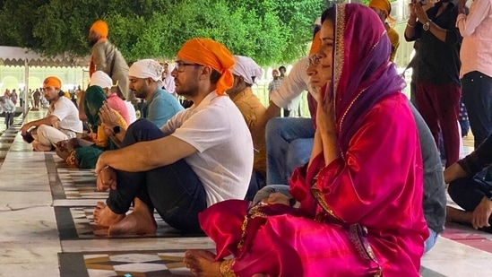 Aamir Khan, Mona Singh seek blessings at Golden Temple ahead of Laal Singh  Chaddha release