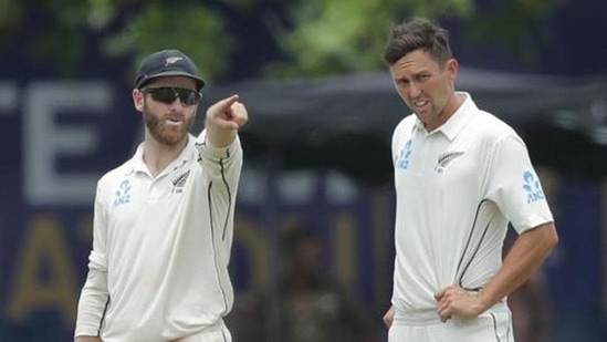 New Zealand captain Kane Williamson gestures as he speaks with Trent Boult.(AP)