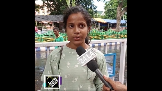 The image, taken from the viral video, shows a girl singing Lata Mangeshkar's Piya Tose Naina Laage Re from the film Guide.(Facebook/24Live Assam.24LA) The image, taken from the viral video, shows a girl singing Lata Mangeshkar's Piya Tose Naina Laage Re from the film Guide.(Facebook/24Live Assam.24LA)