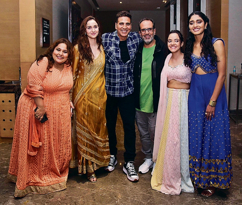 Akshay Kumar and Aanand L Rai with the cast (Deepika Khanna, Sadia Khateeb, Sahejmeen Kaur and Smrithi Srikanth) of the movie in Lucknow. (Deepak Gupta/HT) Akshay Kumar and Aanand L Rai with the cast (Deepika Khanna, Sadia Khateeb, Sahejmeen Kaur and Smrithi Srikanth) of the movie in Lucknow. (Deepak Gupta/HT)