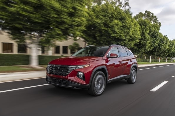 In India, Hyundai Tuscan is available at a starting price of ₹27.70 (ex-showroom) and goes up to ₹34.54 lakh (ex-showroom). In India, Hyundai Tuscan is available at a starting price of ₹27.70 (ex-showroom) and goes up to ₹34.54 lakh (ex-showroom).
