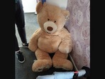 The image shows the huge stuffed bear that ‘helped’ US police catch a thief.