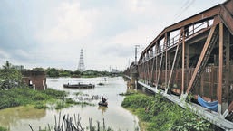 Yamuna flows over danger mark at old Iron Bridge in 2021. (Sanchit Khanna/HT Photo)