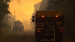 Bombeiros são mobilizados para combater um incêndio em uma floresta perto de casas em Clefs-Val-D'Anjou, perto de La Fleche, oeste da França, onde as chamas devastaram mais de 500 hectares de florestas desde que um incêndio começou em 8 de agosto.