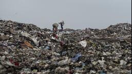 Salvagers collect materials for recycling at the Ghazipur landfill in New Delhi, on Friday, July 1, Dumps, landfills and waste sites in India, Pakistan and Bangladesh are huge emitters of methane, a potent greenhouse gas. Photographer: Anindito Mukherjee/Bloomberg (Bloomberg)