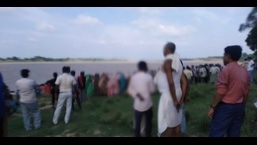 स्थानीय लोग गुरुवार को दुर्घटनास्थल पर एकत्र हुए (स्रोत)