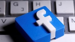 FOTO DO ARQUIVO: Um logotipo do Facebook impresso em 3D é visto colocado em um teclado nesta ilustração tirada em 25 de março de 2020. 