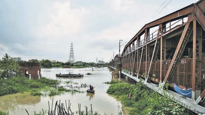 Yamuna flows over danger mark at old Iron Bridge in 2021. (Sanchit Khanna/HT Photo) Yamuna flows over danger mark at old Iron Bridge in 2021. (Sanchit Khanna/HT Photo)
