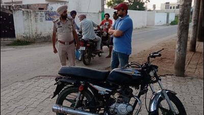 Police investigating the crime spot at Raqba village in Mullanpur Dakha where a 30 year old man was found murdered on Wednesday. (HT Photo)
