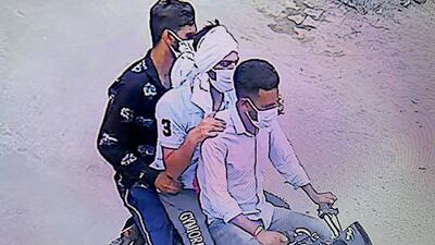 The accused caught on CCTV cameras near the PNB branch in Mullanpur Dakha (HT Photo) The accused caught on CCTV cameras near the PNB branch in Mullanpur Dakha (HT Photo)