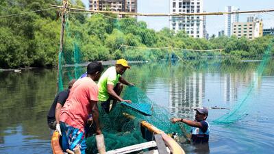 Versova and Juhu together generate the most trash among Mumbai’s beaches, accumulating as much as 45 to 130 metric tonnes (45,000-130,000kg) every day, and making up more than a third of the total beach waste collected from across the city. (HT Photo) Versova and Juhu together generate the most trash among Mumbai’s beaches, accumulating as much as 45 to 130 metric tonnes (45,000-130,000kg) every day, and making up more than a third of the total beach waste collected from across the city. (HT Photo)