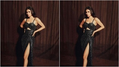 Assisted by makeup artist Albert Chettiar, Mouni decked up in nude eyeshadow, black eyeliner, mascara-laden eyelashes, drawn eyebrows, contoured cheeks and a shade of nude lipstick. (Instagram/@imouniroy)