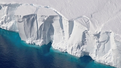An aerial view of the 200-foot-tall (60-meter-tall) front of the Getz Ice Shelf with cracks, in Antarctica, in this 2016 handout image.&nbsp; (NASA/REUTERS)