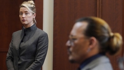 Amber Heard and Johnny Depp watch as the jury leaves the courtroom for a lunch break at the Fairfax County Circuit Courthouse in Fairfax, May 16, 2022. (AP) Amber Heard and Johnny Depp watch as the jury leaves the courtroom for a lunch break at the Fairfax County Circuit Courthouse in Fairfax, May 16, 2022. (AP)