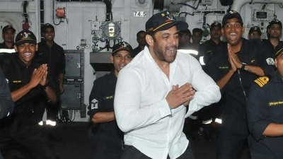 Salman Khan dancing with the sailors. Source: Twitter/@viralbhayani77 Salman Khan dancing with the sailors. Source: Twitter/@viralbhayani77