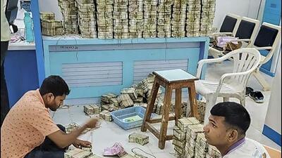 I-T sleuths with the seized cash in Maharashtra’s Jalna district on Thursday. (PTI) I-T sleuths with the seized cash in Maharashtra’s Jalna district on Thursday. (PTI)
