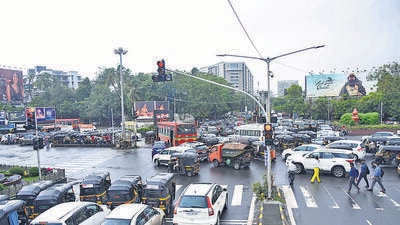 Traffic chaos at JVPD signal, at Juhu (Vijay Bate/HT Photo) Traffic chaos at JVPD signal, at Juhu (Vijay Bate/HT Photo)